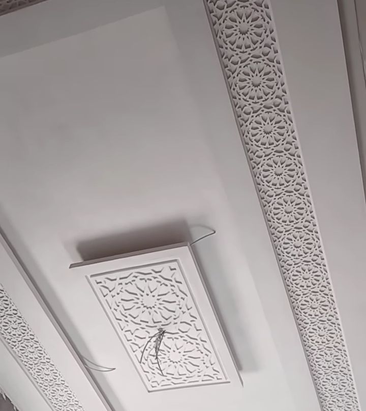 Gebs sculpté (nqach) réalisé par un plâtrier à Marrakech